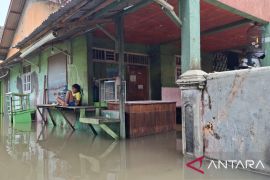 Warga Kasemen Serang terpaksa sahur di tengah kepungan banjir