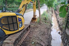 Pemkot Makassar kerahkan ekskavator atasi banjir