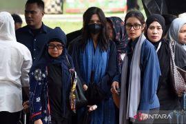 Diselimuti duka, Sheila Dara tegar jalani prosesi pemakaman Vidi