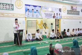 Kotabaru govt distributes assistance to Kelumpang Selatan at Ramadan Safari