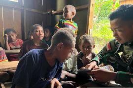 Prajurit Satgas Yonif 511/DY ajari anak-anak Kanggime belajar baca