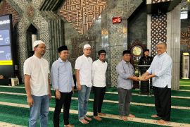 DPRD Sulsel serahkan dana infak buka puasa di Masjid Al-Markaz Al-Islami Makassar