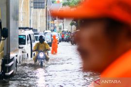Minggu siang, 147 RT dan 19 jalan di Jakarta masih terendam banjir