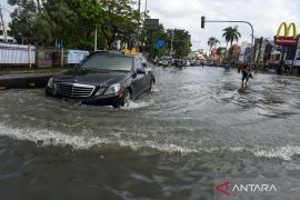 Tiga rute Transjakarta dialihkan akibat banjir pada Senin pagi