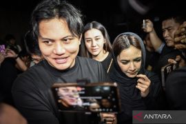 Industri musik berduka, rekan artis hadiri rumah duka Vidi Aldiano