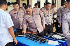 Kapolres Natuna cek senjata api personel untuk pastikan tertib administrasi