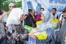 Khofifah pastikan stok dan harga bahan pokok aman jelang Idul Fitri