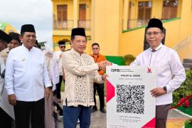 Apresiasi Program Digitalisasi Masjid, Mendagri Serahkan QRIS ZISWAF BRK Syariah di Kepri