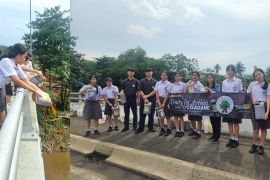 Siswa-Siswi Sekolah Santa Laurensia tuangkan Eco Enzyme ke Sungai Cisadane
