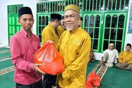 Baznas Singkawang salurkan 165 paket sembako