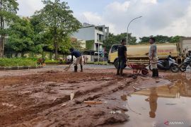 Lumpur sisa banjir masih tutupi badan jalan di area Pulau Todan Jakbar