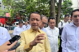 Harga minyak meroket, Bahlil mempercepat mandatori campuran etanol ke BBM