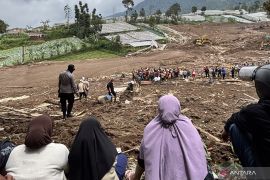 Bandung Barat mengkaji tempat relokasi hunian korban longsor Cisarua