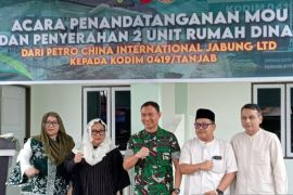 Perkuat Keamanan Wilayah, SKK Migas-PetroChina Serahkan Gedung Koramil Betara dan Dua Unit Asrama Kodim Tanjab