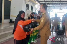 Pemkab Bangka Tengah salurkan 150 paket sembako untuk petugas kebersihan