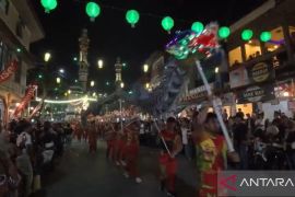 Ketika lampion Imlek dan cahaya Ramadhan berjalan berdampingan