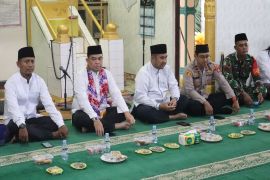 Pemkab Kotabaru serahkan bantuan untuk masyarakat Kelumpang Selatan