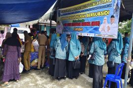 Diskoperindag HSU gelar pasar murah bersubsidi di Desa Pihaung