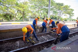 KAI Cirebon menyiagakan ratusan personel dukung angkutan Lebaran 2026
