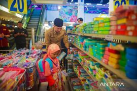 Wali Kota Bogor dampingi puluhan anak yatim belanja baju Lebaran