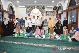 PN Medan dan Dharmayukti Karini berbagi santunan pada peringatan Nuzulul Qur'an