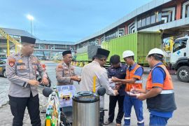 Polisi bagikan takjil dan sahur gratis bagi masyarakat di Pelabuhan Bakauheni