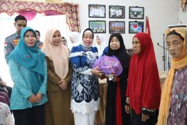 GOW HSS bagikan puluhan paket sambako bagi warga Daha