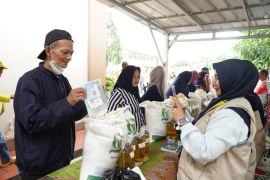 Pemerintah mulai menyalurkan bantuan beras-minyak goreng jelang Lebaran