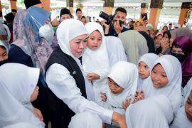 Khofifah kawal pembatasan akun medsos anak hingga tingkat daerah