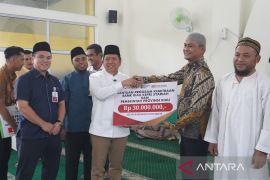 BRK Syariah Salurkan Bantuan untuk Masjid At-Taqwa dalam Safari Ramadan Pemprov Riau