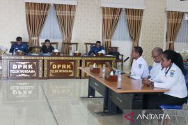 Pemkab Wondama anggarkan Rp2 miliar dana Otsus untuk bantuan pendidikan tinggi