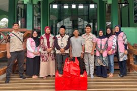 YBM PLN berbagi berkah Ramadhan 1447 H, takjil dibagikan untuk jamaah masjid dan pengendara di Tanjungpandan