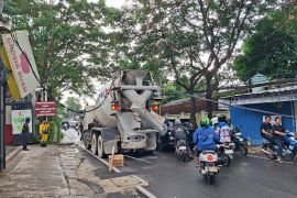 Truk molen tersangkut kabel utilitas di Kembangan Jakbar