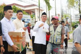 Kemenkum Kalsel berbagi takjil wujudkan kepedulian kepada masyarakat di Bulan Ramadhan