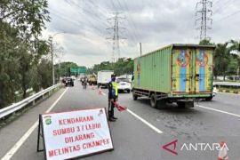 Polres Karawang imbau pengusaha angkutan patuhi pembatasan operasional