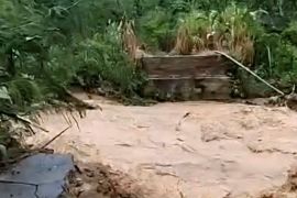 Jembatan gantung di Desa Bunut OKU Selatan putus diterjang banjir, aktivitas warga lumpuh total