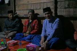 Sahur bersama warga, Gubernur Mahyeldi serahkan bantuan bedah rumah untuk keluarga kurang mampu di Pasaman