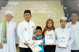 Bank Kalsel berbagi sarung kepada anak panti asuhan di Banjarmasin