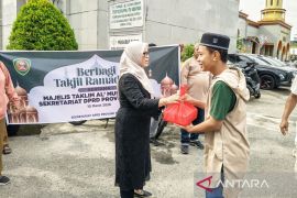 Sekretariat DPRD Maluku bagikan takjil tumbuhkan semangat kebersamaan