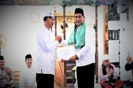 Bupati Shalahuddin salurkan bantuan untuk Masjid AKhmad Bakrie Sikui