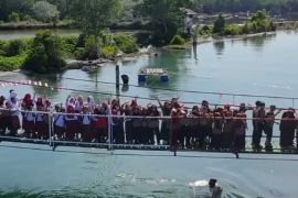 TNI bangun Jembatan Gantung Garuda Sungai Paniki buka akses warga