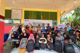 Danantara  dan PLN Sulselrabar bagikan 2.000 paket perlengkapan sekolah di Sultra