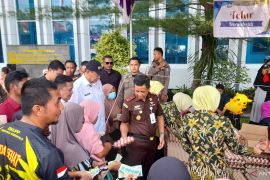 Kejati Gorontalo salurkan 1500 kupon pasar murah bersubsidi