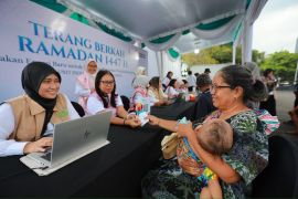 PLN berikan bantuan sambungan listrik dari hasil bazar sembako murah