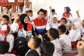 Tas Baru, Energi Baru: Senyum Siswa Minas Sambut HUT ke-1 Danantara