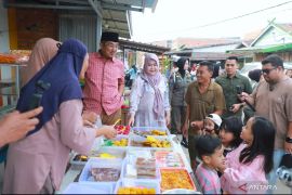 Bupati Anwar Sadat dan Ketua TP PKK Berburu Takjil