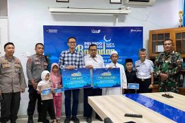 Pelindo salurkan bantuan sembako kepada warga sekitar Pelabuhan Lembar Lombok