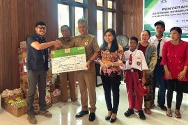 Orang tua siswa Sekolah Rakyat Gumas dapat bantuan dari Kemensos