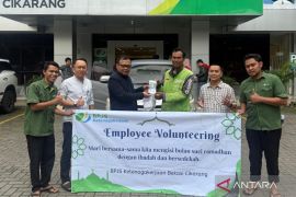 Karyawan BPJS Ketenagakerjaan Cikarang bagikan ratusan paket iftar