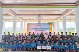 YBM PLN Babel salurkan bantuan sosial-layanan listrik untuk pesantren dan masyarakat Desa Petaling